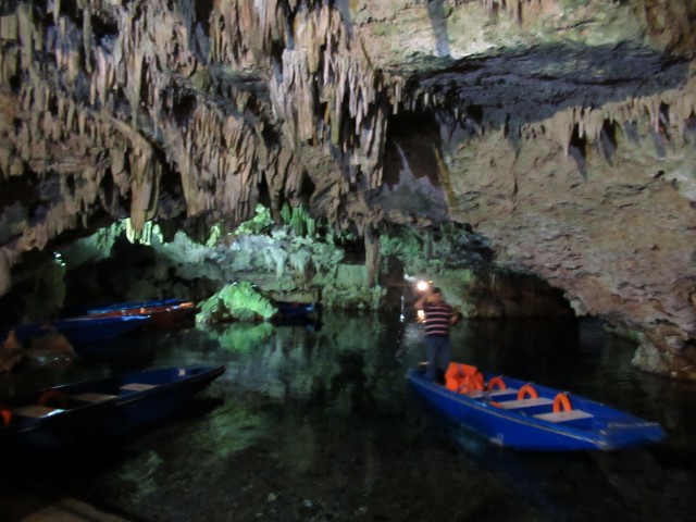 Boottochtje in de grotten van Diros